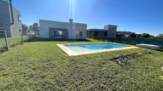 Casa en Venta, dentro del Barrio Cerrado Pilar del Este - San Ramiro