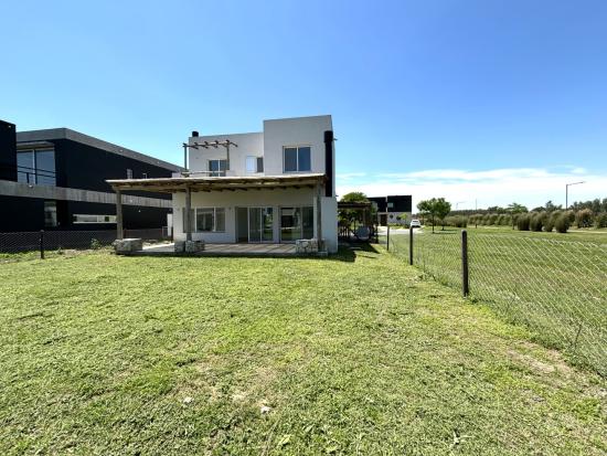 Venta Casa Moderna - Puertos del Lago, Araucarias