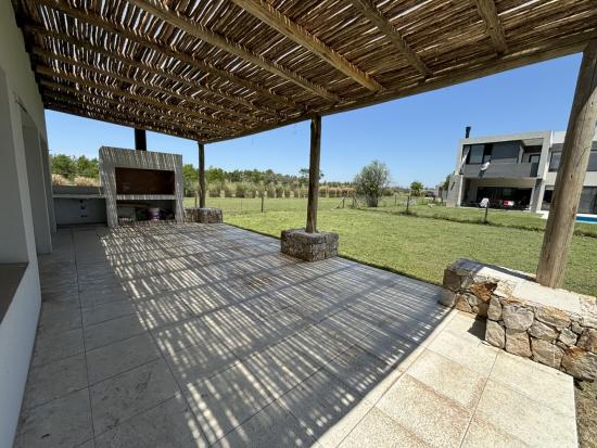 Venta Casa Moderna - Puertos del Lago, Araucarias