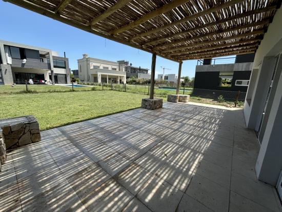 Venta Casa Moderna - Puertos del Lago, Araucarias