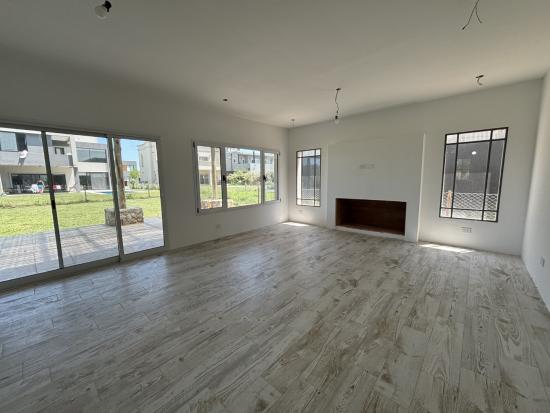 Venta Casa Moderna - Puertos del Lago, Araucarias