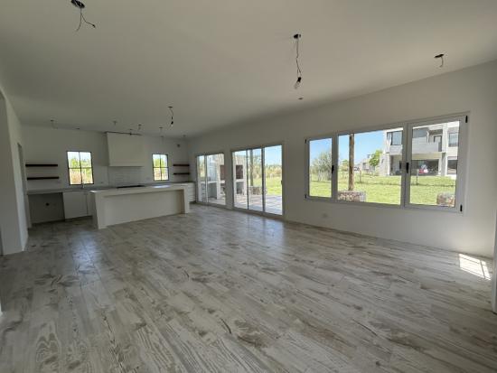 Venta Casa Moderna - Puertos del Lago, Araucarias