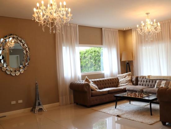 Casa estilo Francés en La Lomada