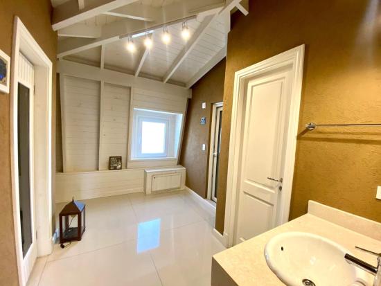 Casa estilo Francés en La Lomada