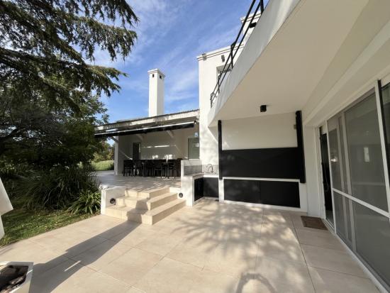 Casa en Venta dentro de Highland Park C.C.