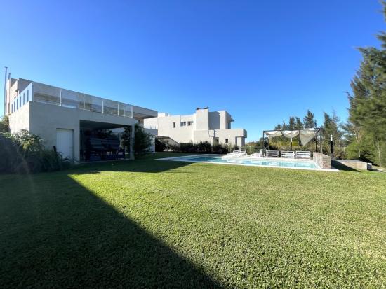 Impecable Casa al Golf en Haras - El Trébol