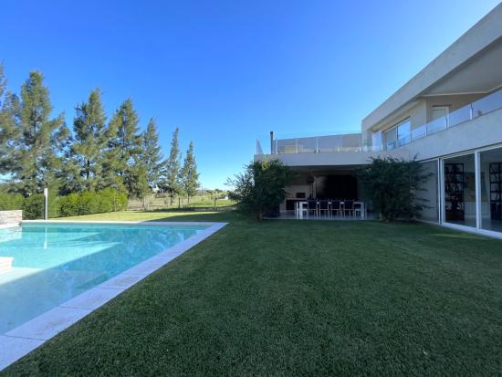 Impecable Casa al Golf en Haras - El Trébol