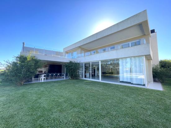 Impecable Casa al Golf en Haras - El Trébol