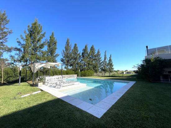 Impecable Casa al Golf en Haras - El Trébol