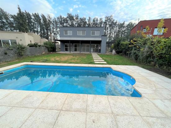 Venta de Casa, dentro de Pilar del Este - San Eduardo