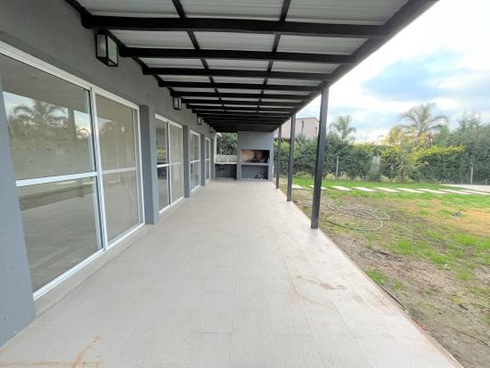 Venta de Casa, dentro de Pilar del Este - San Eduardo