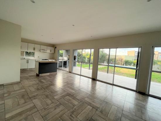 Venta de Casa, dentro de Pilar del Este - San Eduardo