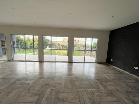 Venta de Casa, dentro de Pilar del Este - San Eduardo