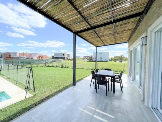 Espectacular Casa dentro de Puertos del Lago - Acacias