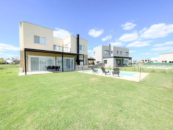 Espectacular Casa dentro de Puertos del Lago - Acacias