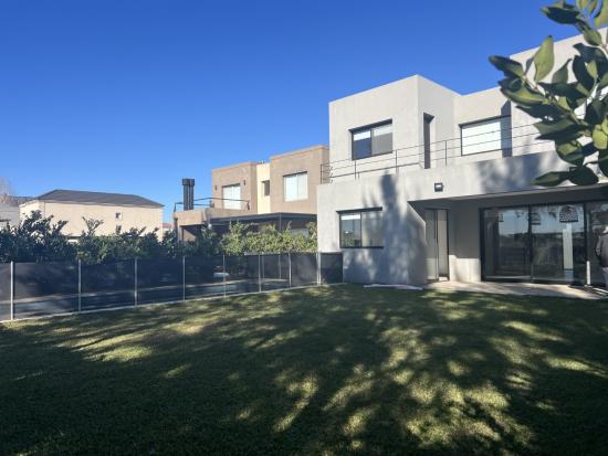 Hermosa casa en alquiler en el barrio Las Tipas