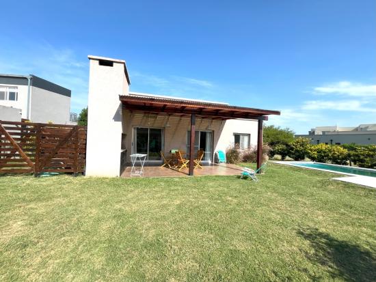 Casa en Venta, dentro del Barrio Pilar del Este - San Alfonso.