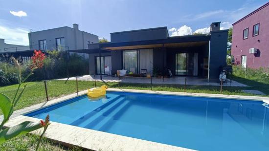 Linda Casa en Venta - Puertos del Lago, Vistas