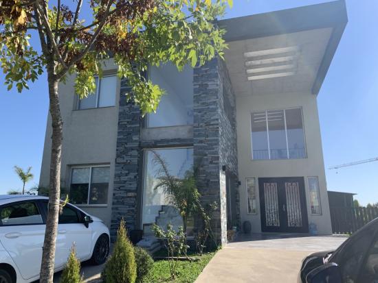 Casa con Pileta dentro de Puertos del Lago - Araucarias