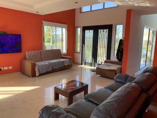 Casa con Pileta dentro de Puertos del Lago - Araucarias