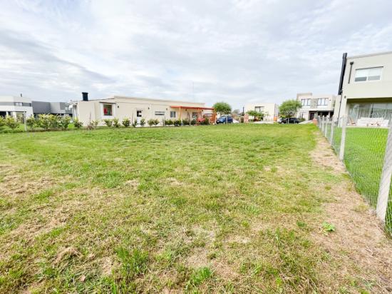 Lote en Venta, dentro del Barrio Cerrado Pilar del Este - Santa Elena