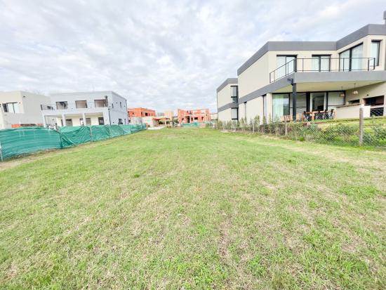 Lote en Venta dentro del Barrio Cerrado Pilar del Este - Santa Elena.   