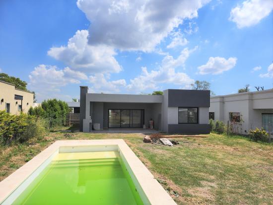 Casa en Venta, dentro del Barrio cerrado Pilar del Este - Santa Elena.