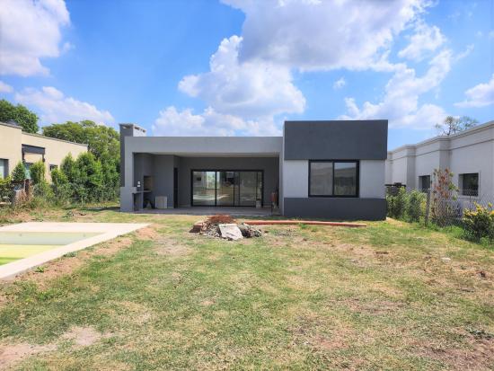 Casa en Venta, dentro del Barrio cerrado Pilar del Este - Santa Elena.