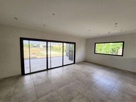 Casa en Venta, dentro del Barrio cerrado Pilar del Este - Santa Elena.