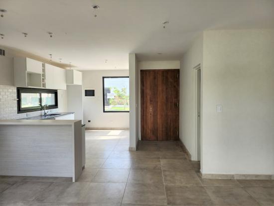 Casa en Venta, dentro del Barrio cerrado Pilar del Este - Santa Elena.