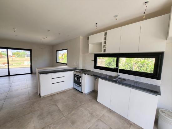 Casa en Venta, dentro del Barrio cerrado Pilar del Este - Santa Elena.