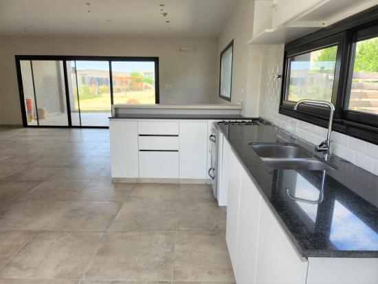 Casa en Venta, dentro del Barrio cerrado Pilar del Este - Santa Elena.