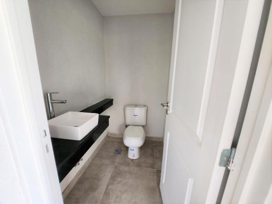 Casa en Venta, dentro del Barrio cerrado Pilar del Este - Santa Elena.