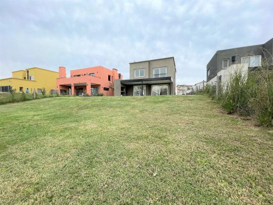 Linda Casa en Venta dentro de Puertos del Lago - Acacias