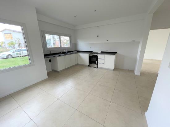 Linda Casa en Venta dentro de Puertos del Lago - Acacias