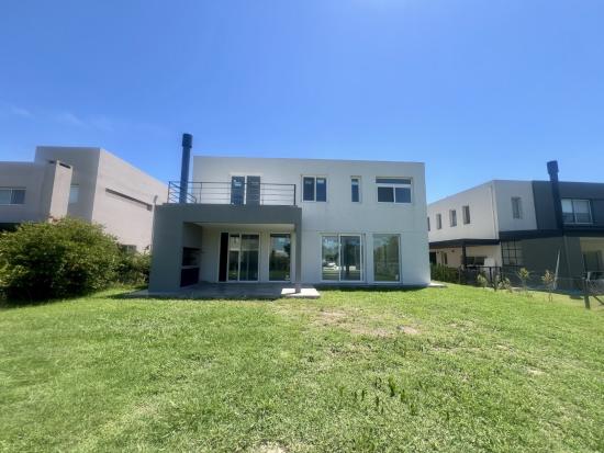 Moderna casa ubicada en Puertos del Lago - Vistas
