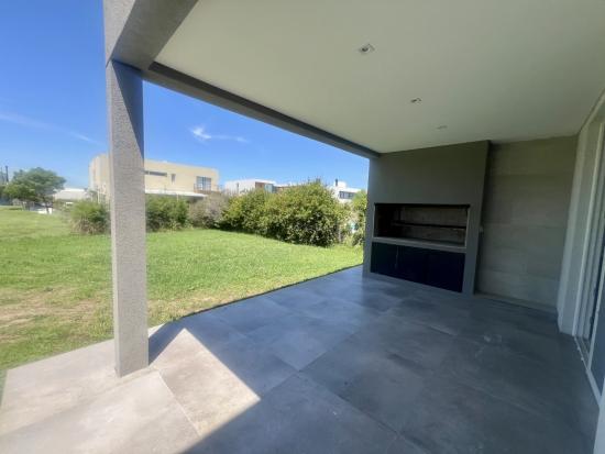 Moderna casa ubicada en Puertos del Lago - Vistas