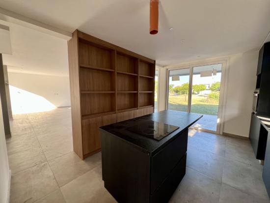 Moderna casa ubicada en Puertos del Lago - Vistas