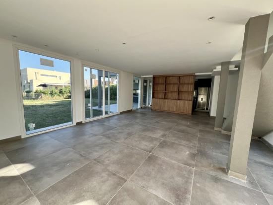 Moderna casa ubicada en Puertos del Lago - Vistas