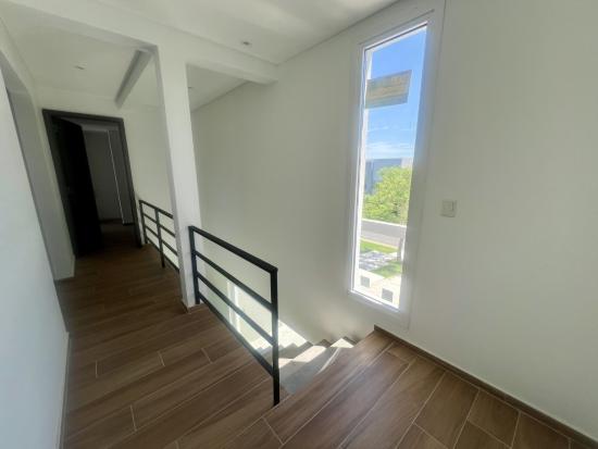 Moderna casa ubicada en Puertos del Lago - Vistas