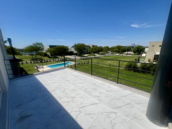Moderna casa ubicada en Puertos del Lago - Vistas