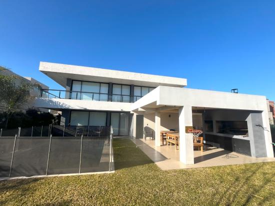 Casa Moderna en Lagoon Pilar