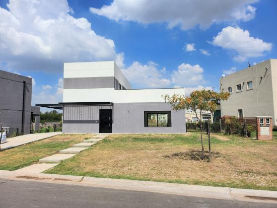 Casa en Venta, dentro del Barrio cerrado Pilar del Este - Santa Elena