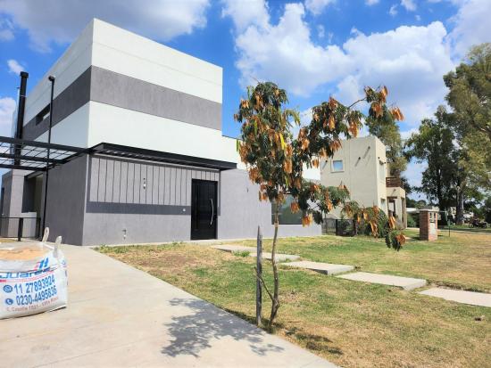 Casa en Venta, dentro del Barrio cerrado Pilar del Este - Santa Elena