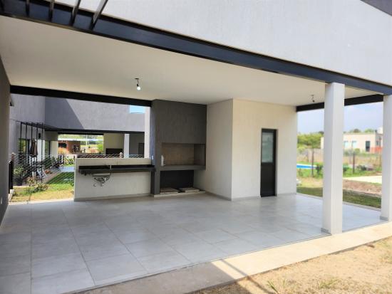 Casa en Venta, dentro del Barrio cerrado Pilar del Este - Santa Elena