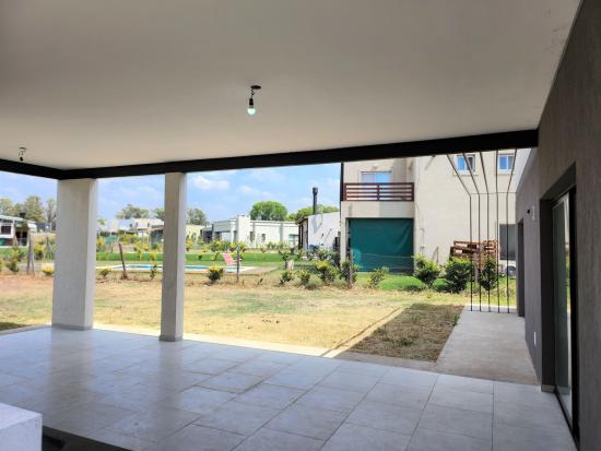 Casa en Venta, dentro del Barrio cerrado Pilar del Este - Santa Elena