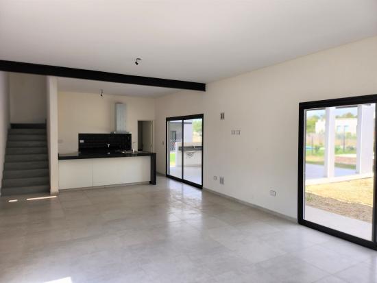 Casa en Venta, dentro del Barrio cerrado Pilar del Este - Santa Elena