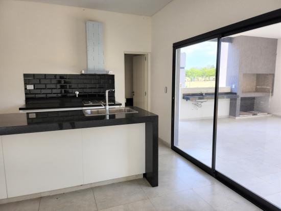 Casa en Venta, dentro del Barrio cerrado Pilar del Este - Santa Elena