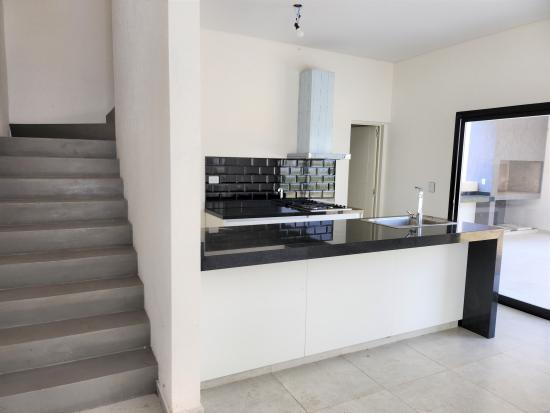 Casa en Venta, dentro del Barrio cerrado Pilar del Este - Santa Elena