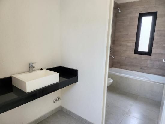 Casa en Venta, dentro del Barrio cerrado Pilar del Este - Santa Elena